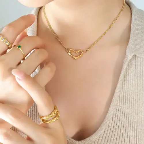 FXNT568 18K Gold Spring Love Necklace with Irregular Heart Pendant Elegant Jewelry for Her