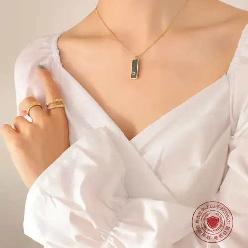 FXNT721 Minimalist Black Acrylic G Tag Necklace, Women's Gold-Plated Clavicle Chain