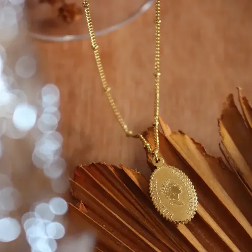 FXNT986 18K Gold-Plated Oval Portrait Pendant Necklace Elegant Women's Clavicle Chain