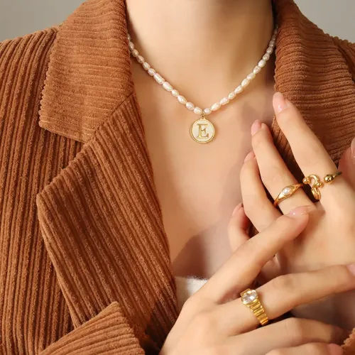 FXNT962 26 Letter White Sea Shell Inlaid Freshwater Pearl Necklace Personalized Oval Charm Jewelry