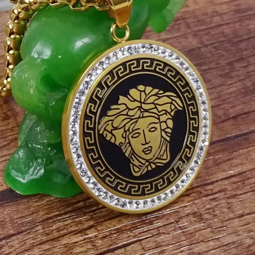 NTM679 Gold-Plated Medusa Titanium Steel Necklace Round Pendant with Versatile Bag Key