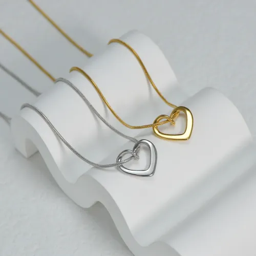 NTM3865 Women's Stainless Steel Hollow Heart Pendant Necklace Clavicle Chain Accessory