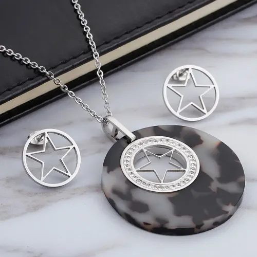 NTM3065 Elegant Gold Tone Heart Necklace Earrings Set Versatile Stainless Steel Jewelry