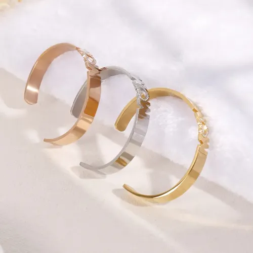 BTGM210 Heart-Shaped 'Mom' Stainless Steel Open Bracelet Perfect Mother's Day Jewelry