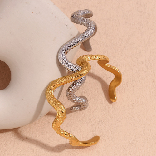GTSMJ17 Stainless steel plated with 18K gold hammered wave snake-shaped open bracelet