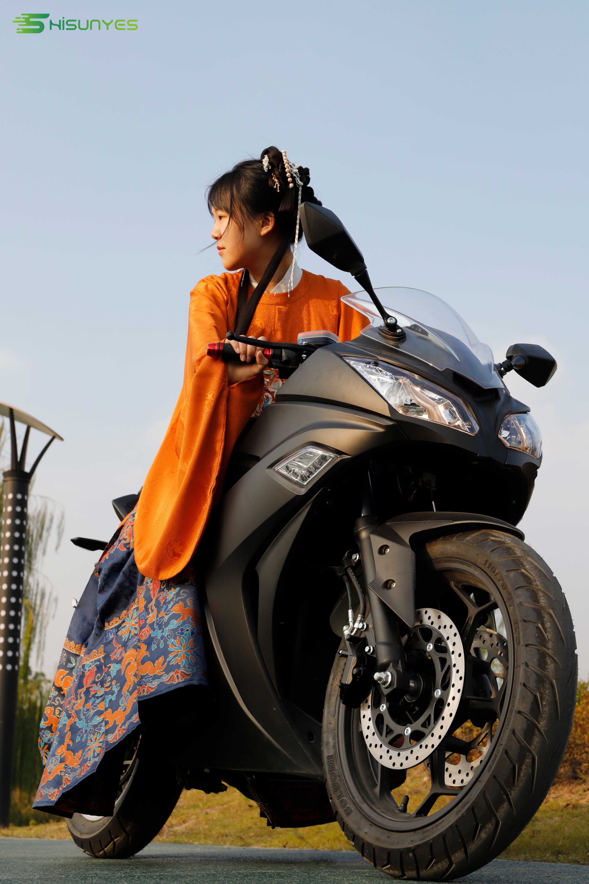 Belle jeune femme et moto électrique V10