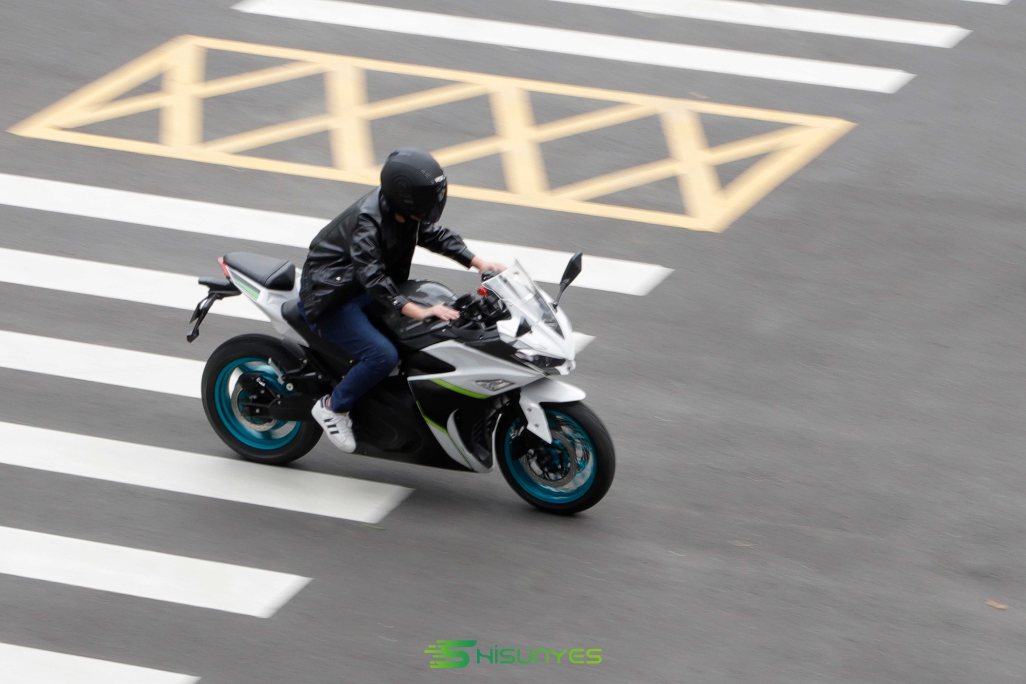 The electric motorcycle Hisunyes V3