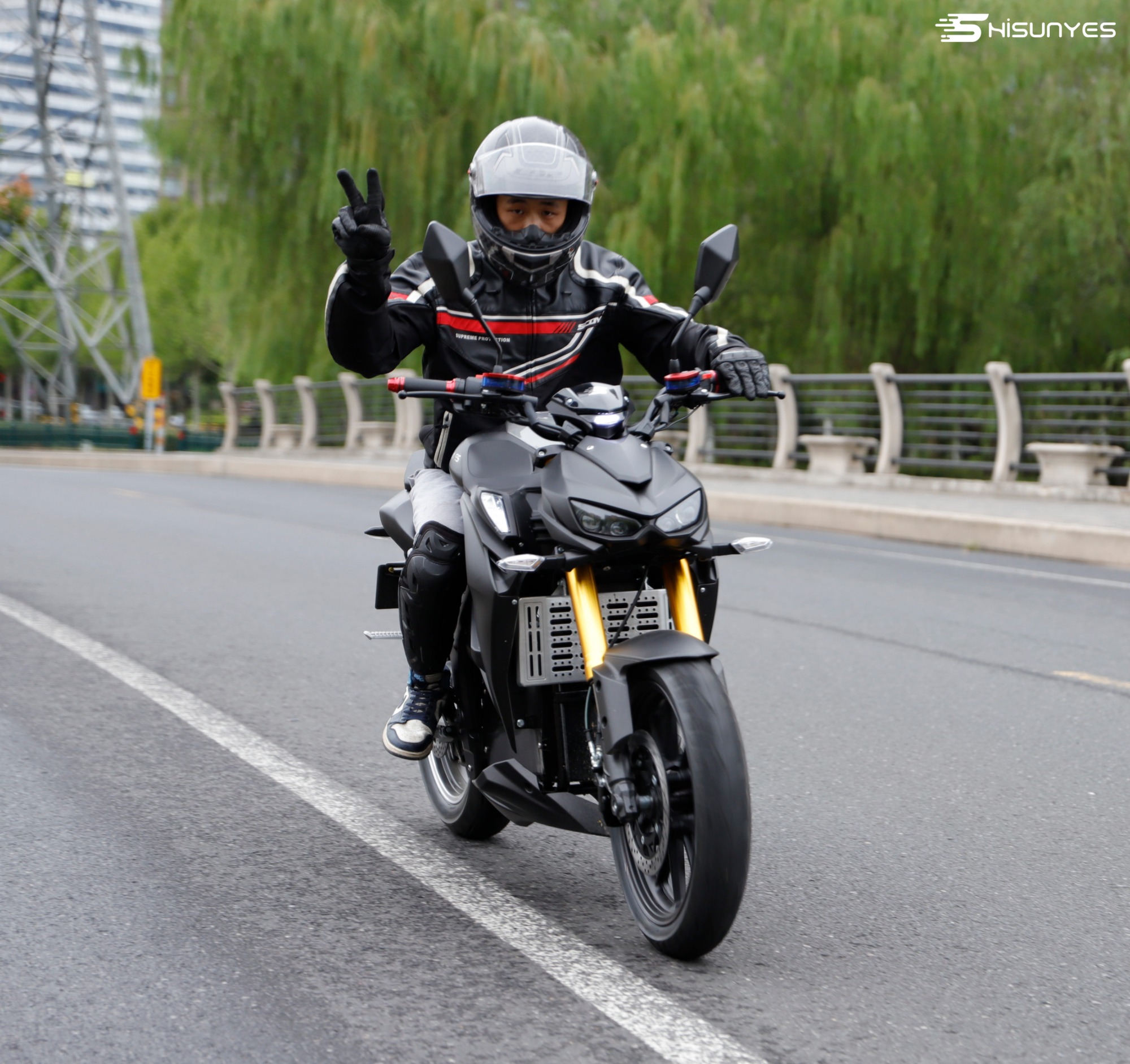 Enjoy the moment of riding the electric motorcycle V10