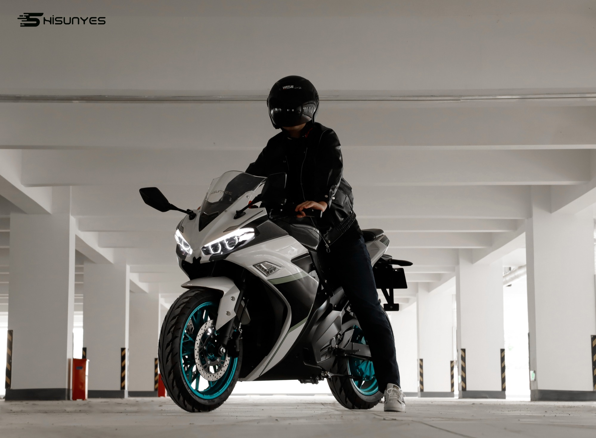 Voir différents paysages sur une moto électrique V3