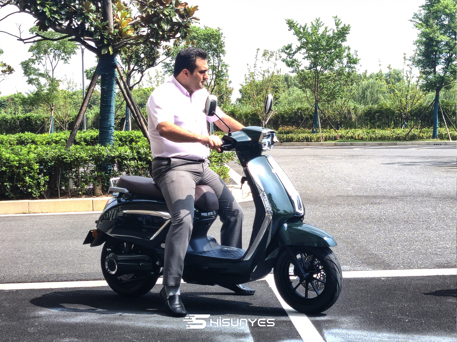 The customer's test drive of the  electric moped  DT7 was highly praised.