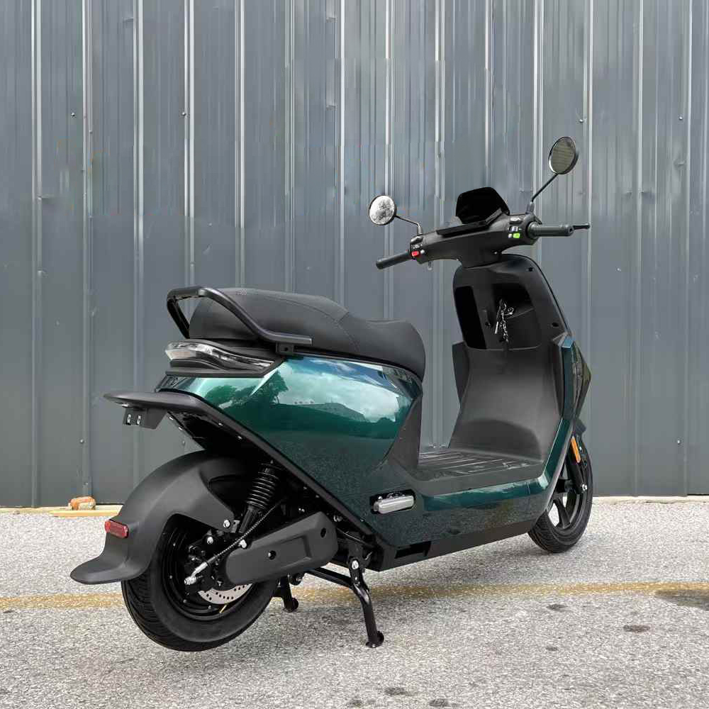2025 New 2000W Electric Scooter Long Range 80KM 70KM/H Hot Sale China Factory Wholesale Cheap OEM Motorcycle Moped for Adults