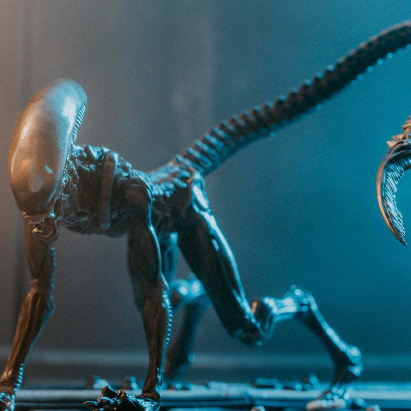 HIYA Exquisite Mini Series ALIEN³ Dog Alien Look Up