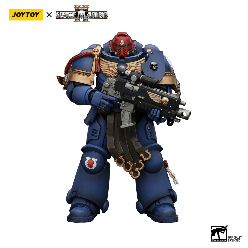 Warhammer 40K Uitramarines Sergeant Gadriel holding the front of the gun