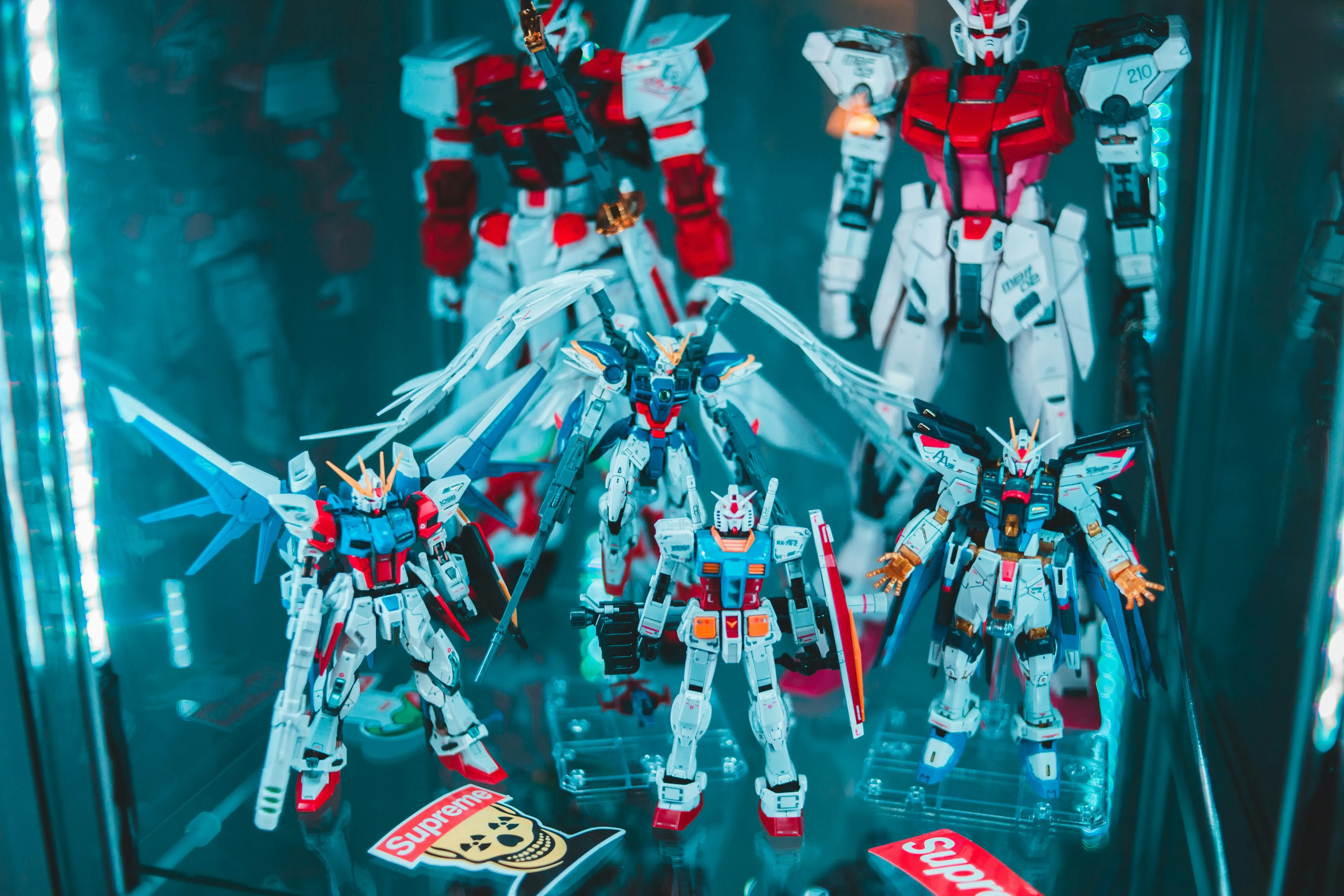 Gundam of different forms and specifications installed in the display cabinet.