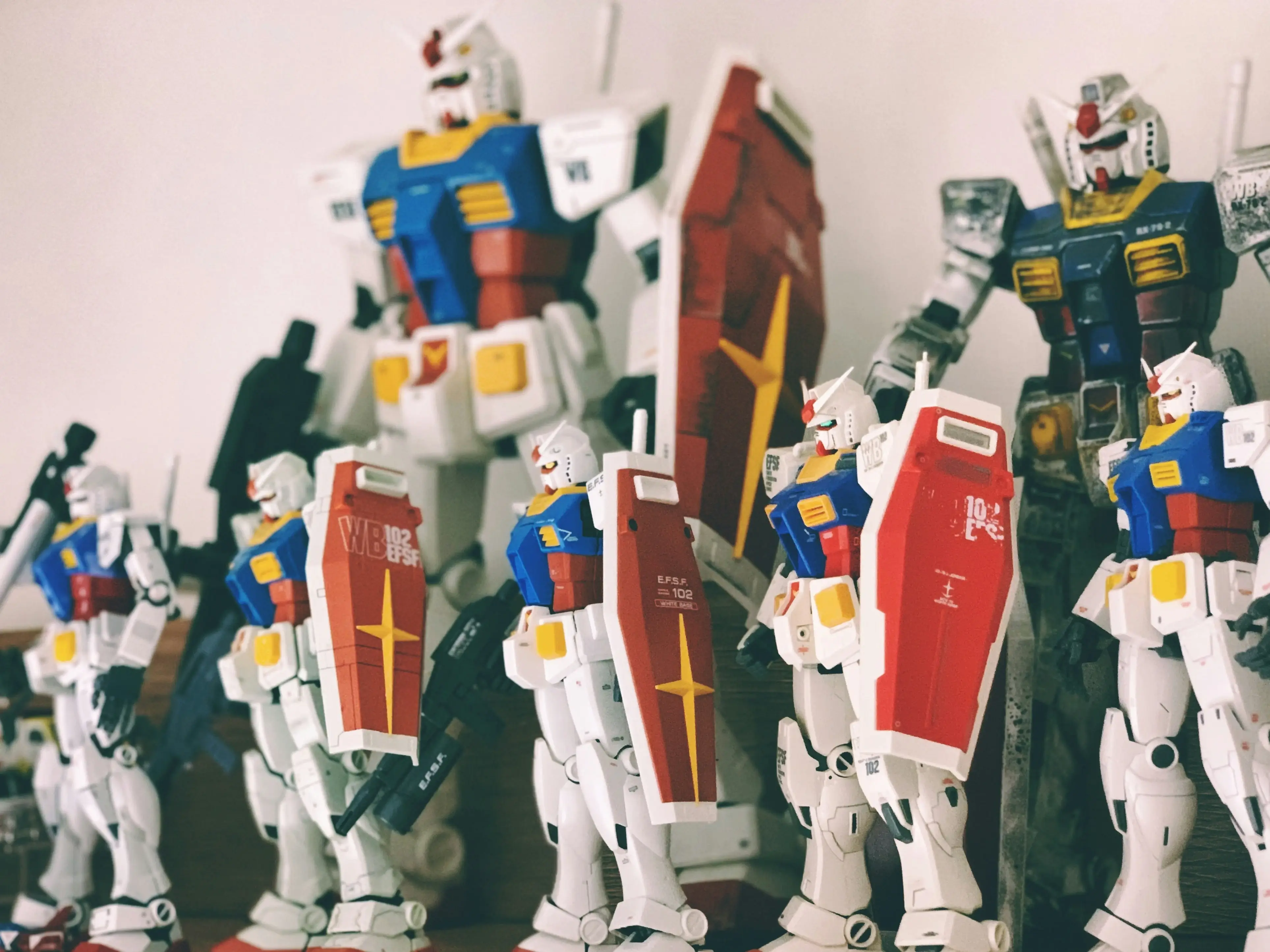 Display Gundam figurines of different forms.