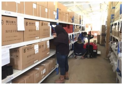 Gambar 2. Warehouse Staff Melakukan Pengecekan Barang pada Rak Spare Parts