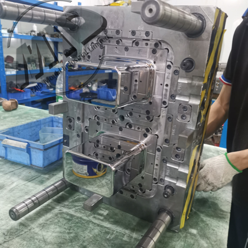 Plastic mold for food container