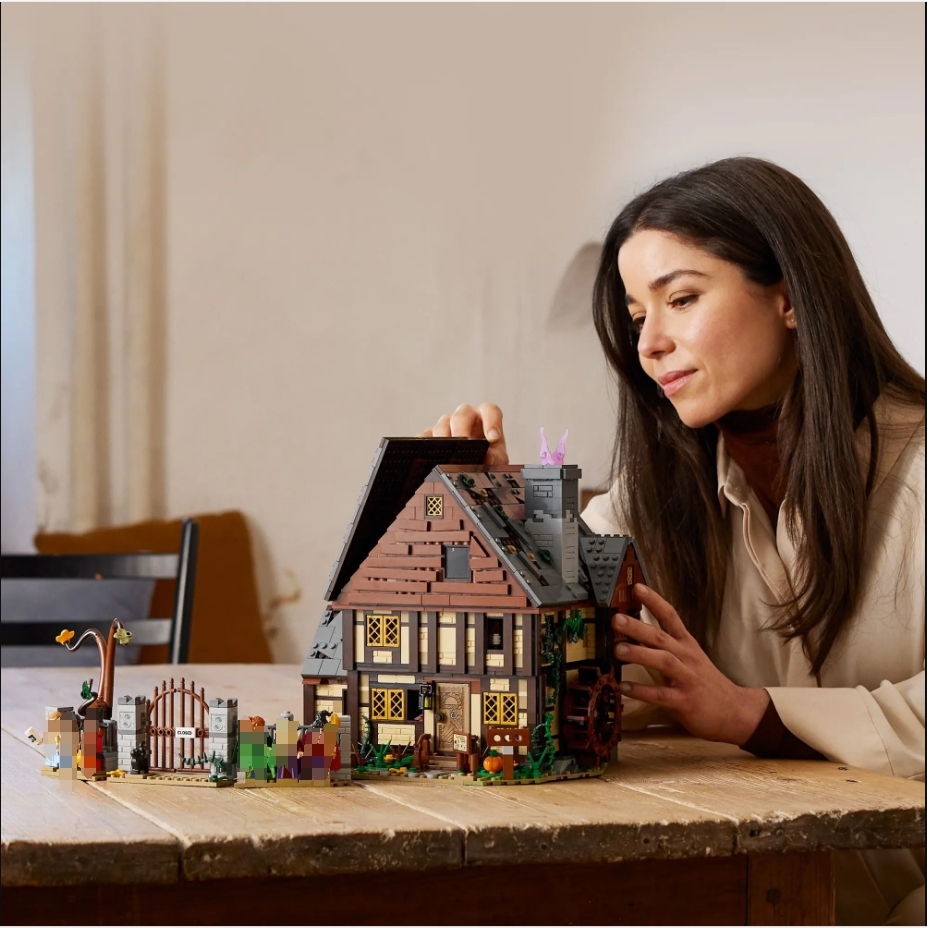 Disney Hocus Pocus: The Sanderson Sisters' Cottage Ideas 21341