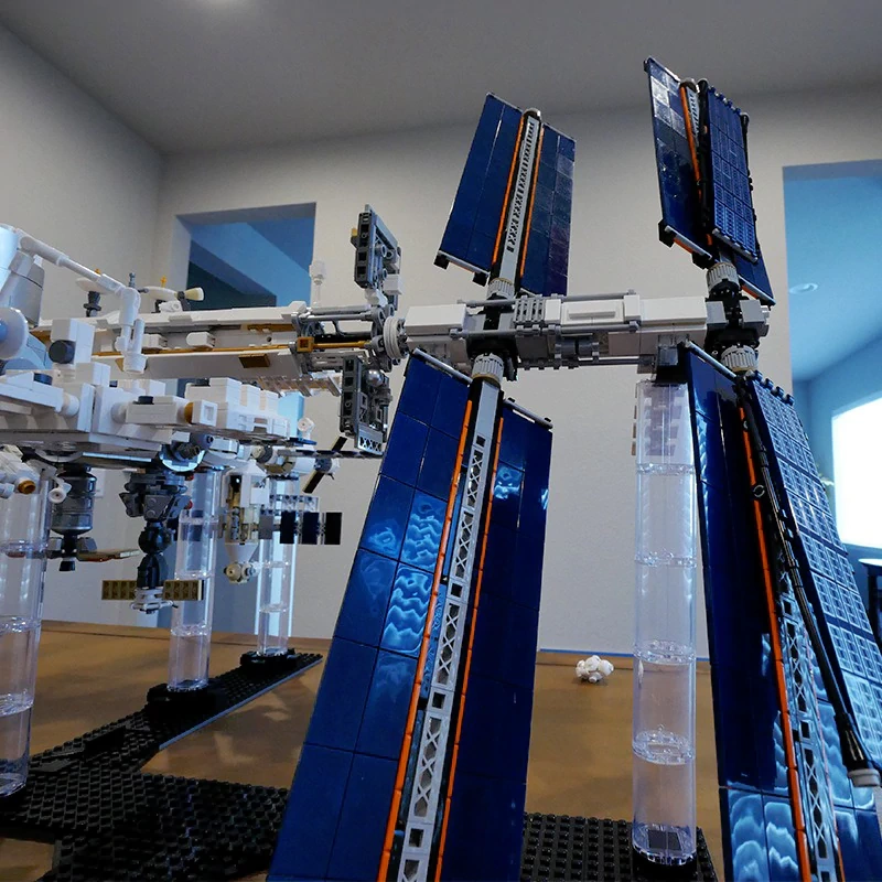 MOC 93305 International Space Station 1:110 Scale