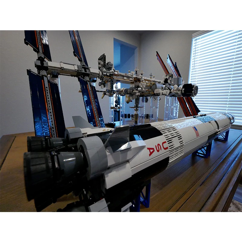 MOC 93305 International Space Station 1:110 Scale