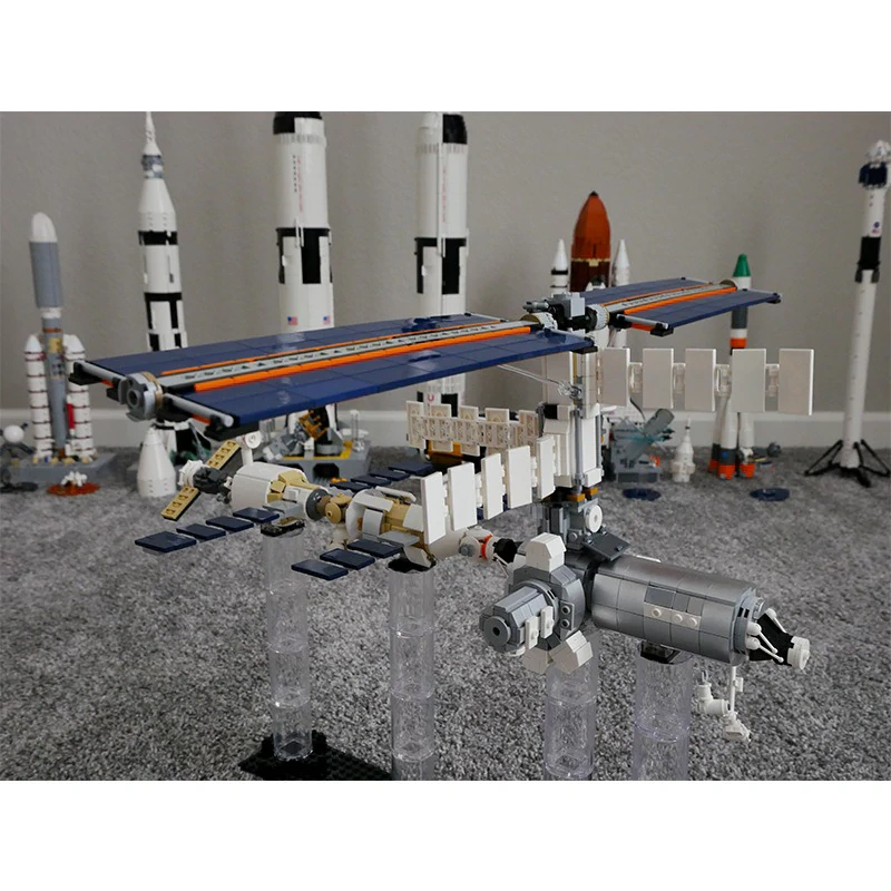 MOC 93305 International Space Station 1:110 Scale