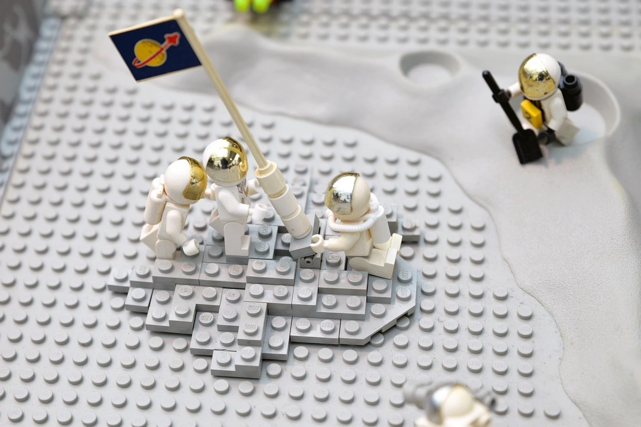 Several minifigures in aviation suits are striving to complete the work of landing on the moon.
