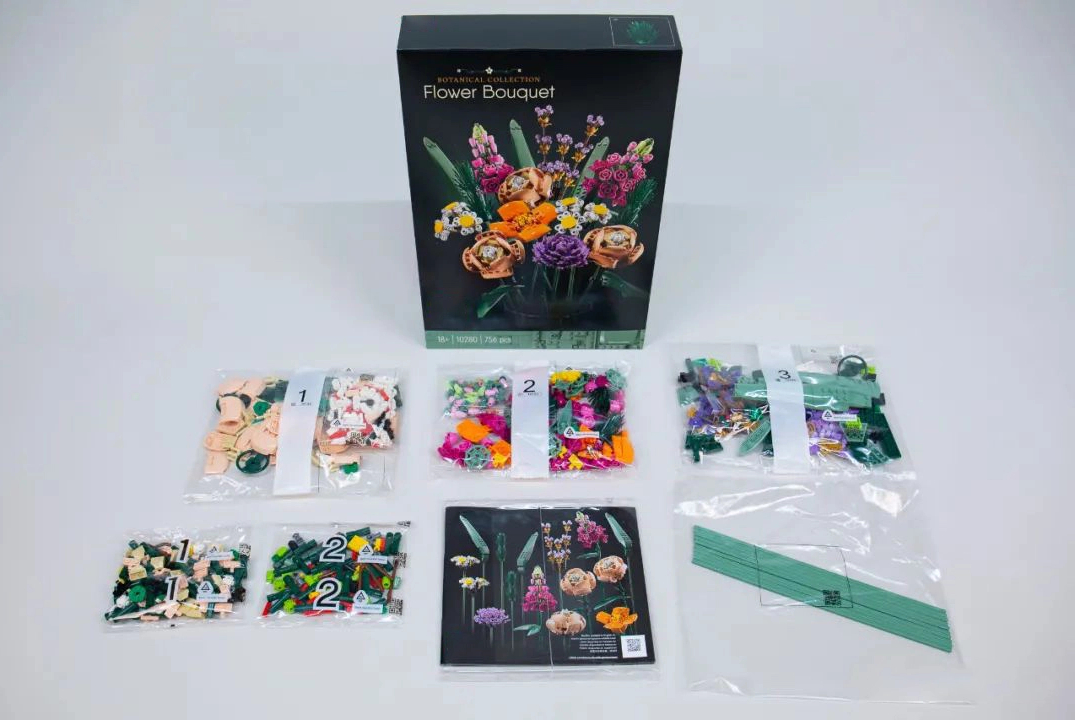 The MOC bouquet box contains instructions and building blocks in different transparent packages.