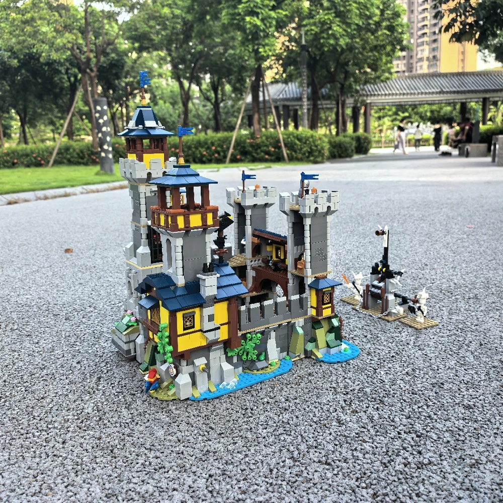 MOC 82242 Medieval Castle II Mod Combining Two 3-in-1 Castles 31120
