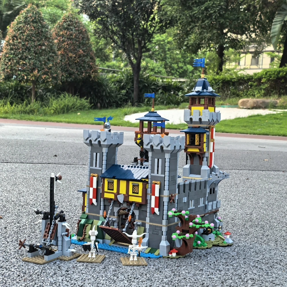 MOC 82242 Medieval Castle II Mod Combining Two 3-in-1 Castles 31120