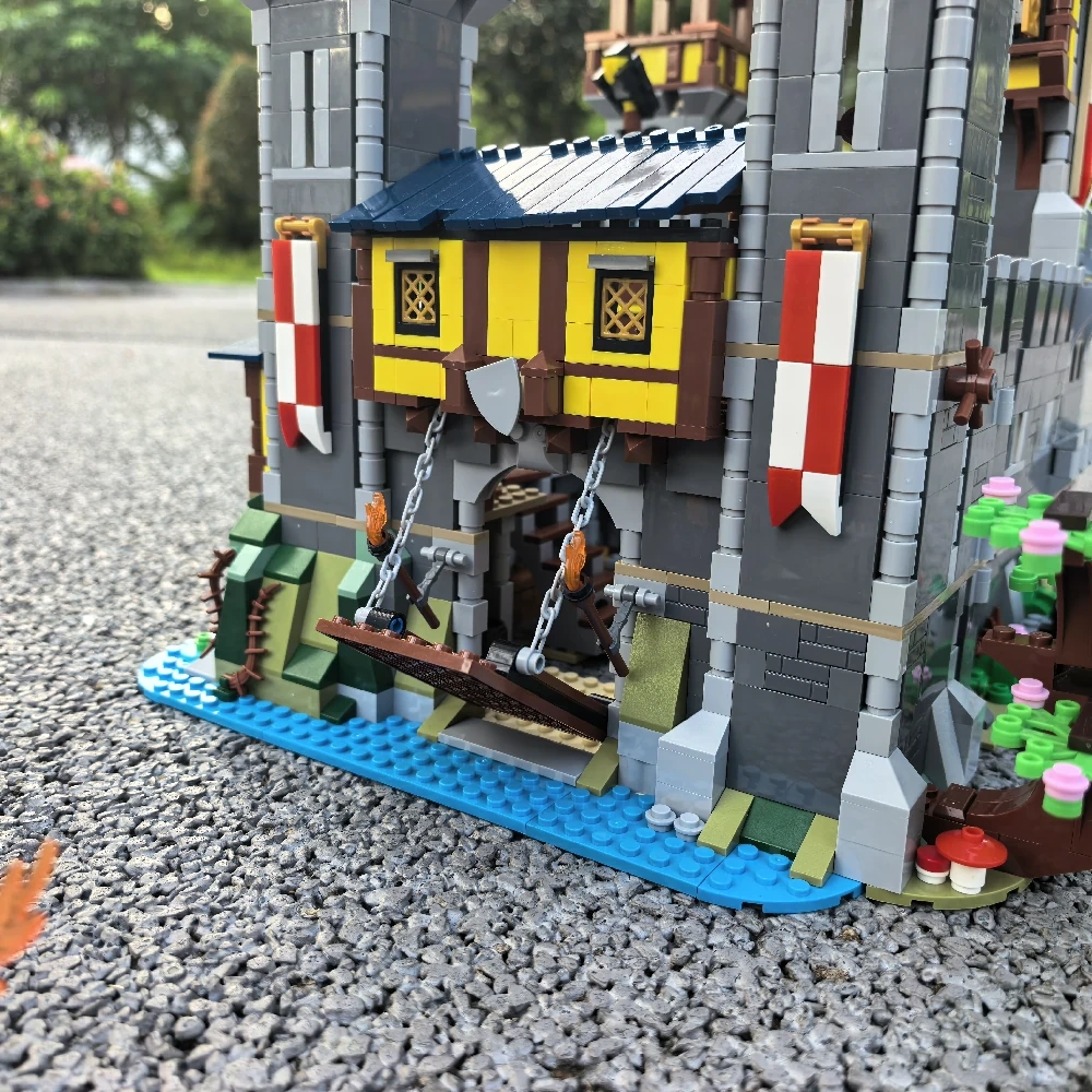 MOC 82242 Medieval Castle II Mod Combining Two 3-in-1 Castles 31120