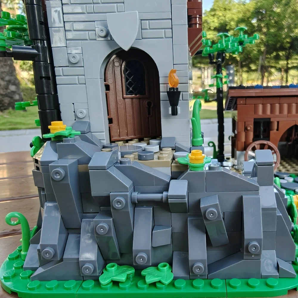 MOC 144453 Falcon's Watchtower