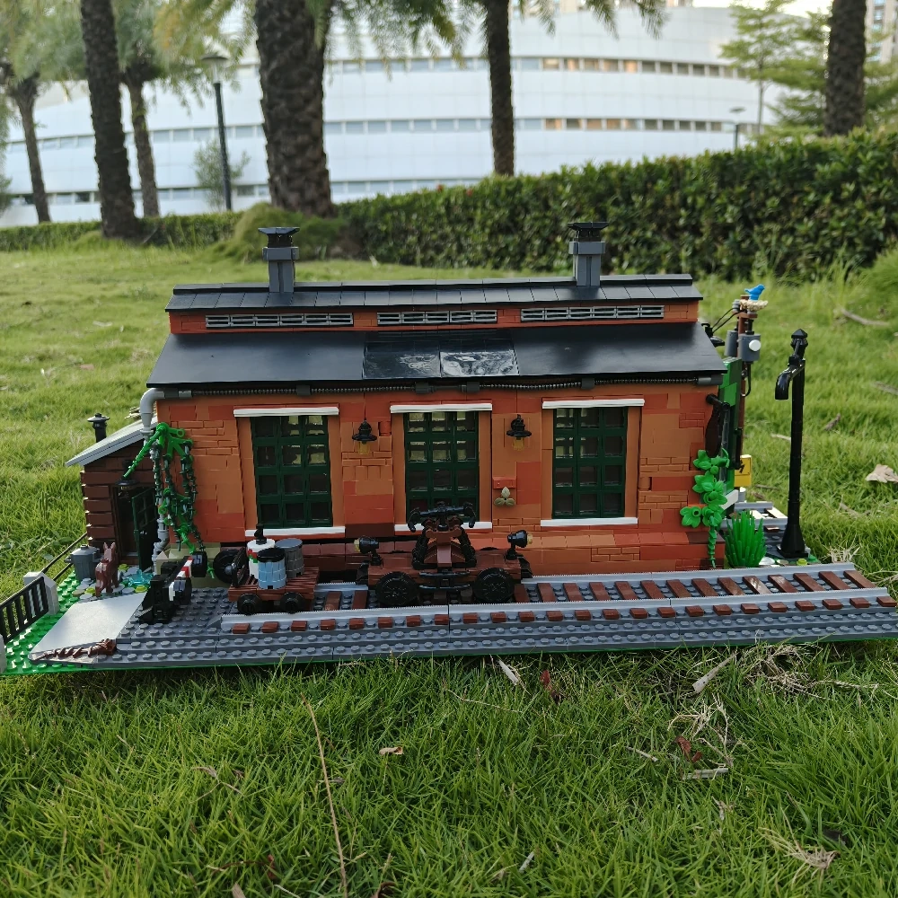 MOC 910033 Old Train Engine Shed