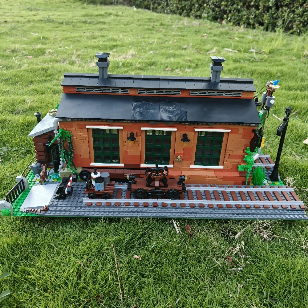 MOC 910033 Old Train Engine Shed