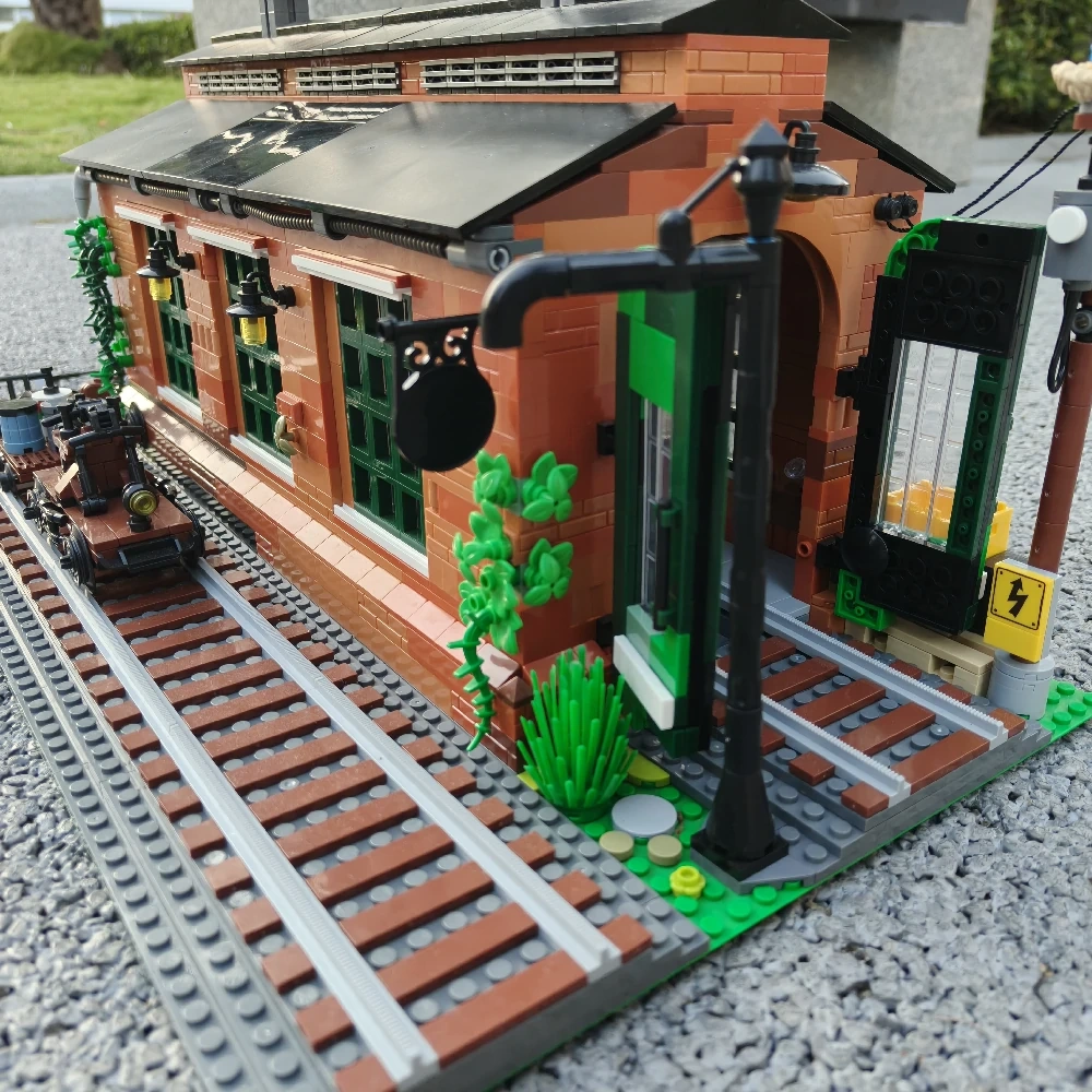 MOC 910033 Old Train Engine Shed