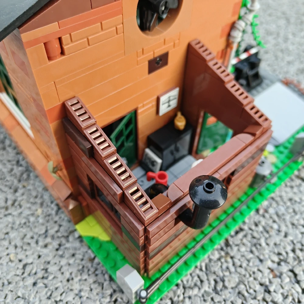 MOC 910033 Old Train Engine Shed
