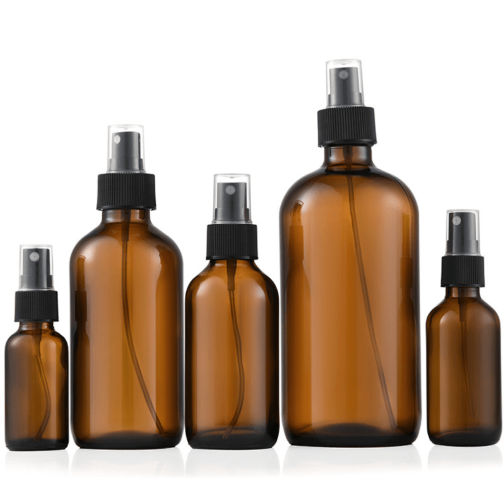 Boston Round ガラス瓶。クリアー、ブルーと茶色の３カラーあり。スプレー、ポンプ、スポイトまたはネジキャップ付きをご選択できます。容量は0.5oz 1oz 2oz 4oz 8oz 16ozあります。