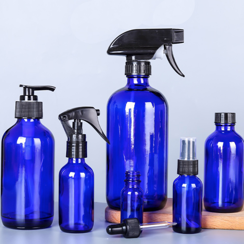 Boston Round ガラス瓶。クリアー、ブルーと茶色の３カラーあり。スプレー、ポンプ、スポイトまたはネジキャップ付きをご選択できます。容量は0.5oz 1oz 2oz 4oz 8oz 16ozあります。