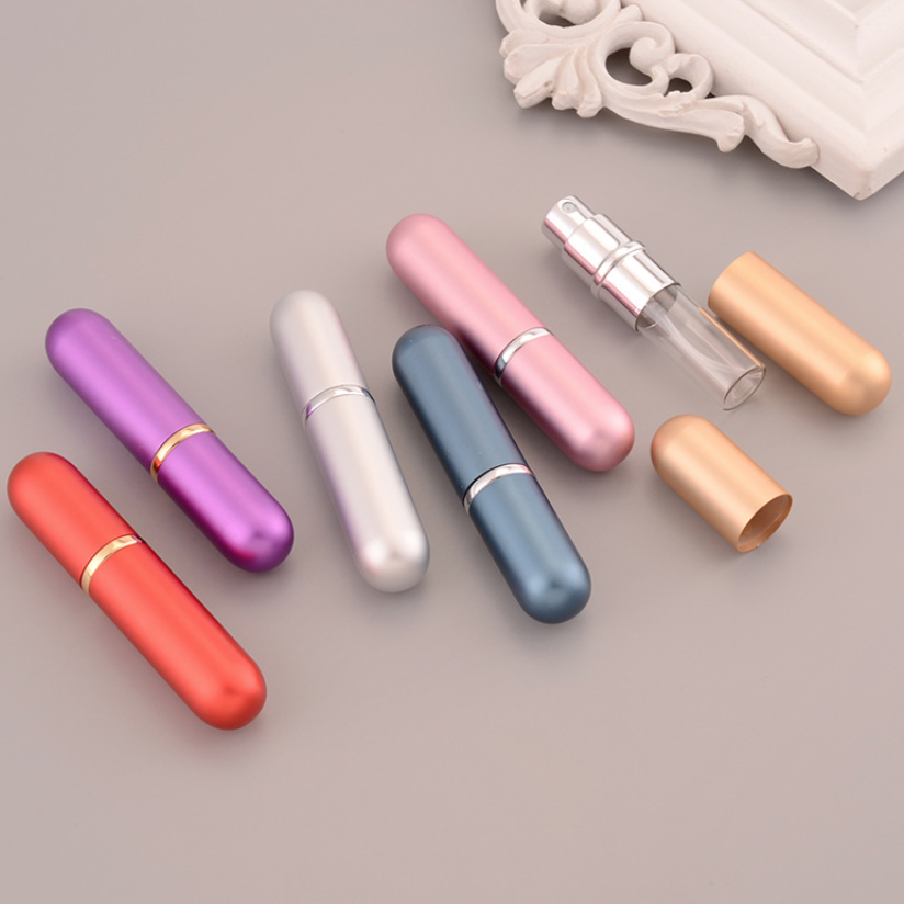 5-6ml ぐらいスプレー香水瓶。アルミカバーあり、内はTUBE-TYPE ガラス瓶。各種カラーあります。