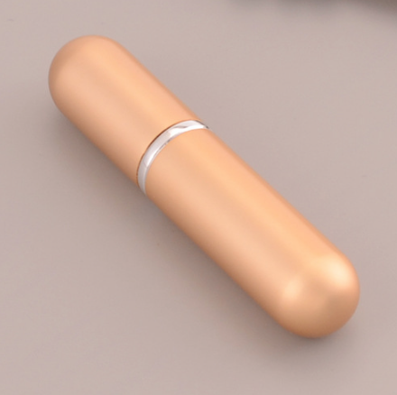 5-6ml ぐらいスプレー香水瓶。アルミカバーあり、内はTUBE-TYPE ガラス瓶。各種カラーあります。