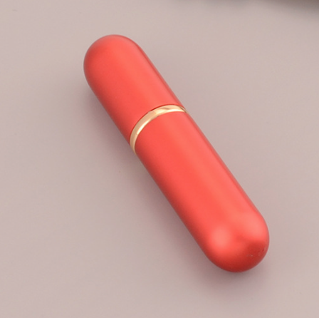 5-6ml ぐらいスプレー香水瓶。アルミカバーあり、内はTUBE-TYPE ガラス瓶。各種カラーあります。