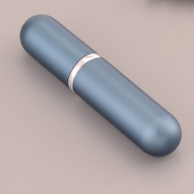 5-6ml ぐらいスプレー香水瓶。アルミカバーあり、内はTUBE-TYPE ガラス瓶。各種カラーあります。