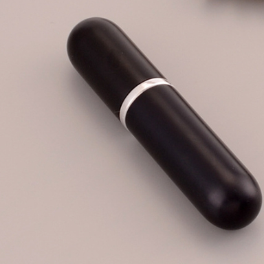 5-6ml ぐらいスプレー香水瓶。アルミカバーあり、内はTUBE-TYPE ガラス瓶。各種カラーあります。