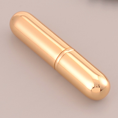 5-6ml ぐらいスプレー香水瓶。アルミカバーあり、内はTUBE-TYPE ガラス瓶。各種カラーあります。