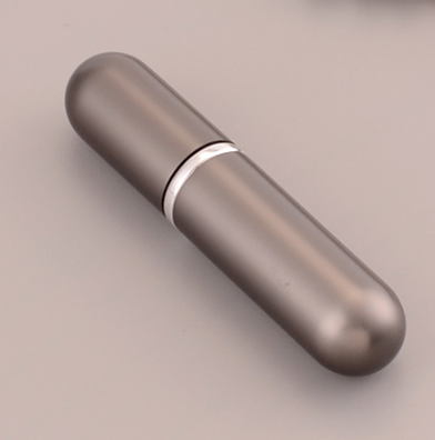 5-6ml ぐらいスプレー香水瓶。アルミカバーあり、内はTUBE-TYPE ガラス瓶。各種カラーあります。