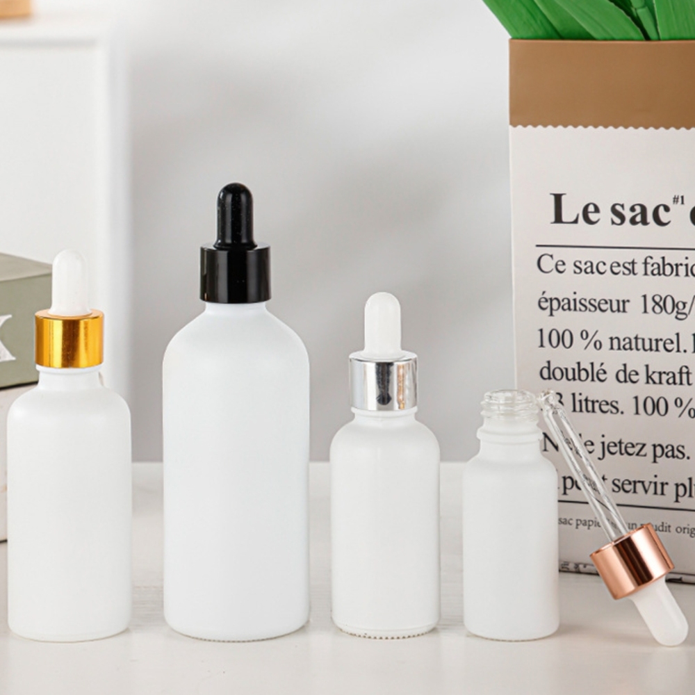 スポイト付きマット白いガラス瓶、遮光瓶。容量：5ml　10ml、15ml、20ml、30ml、50ml、100mlあり、在庫販売。価格はスポイトとガラス瓶を含めます。