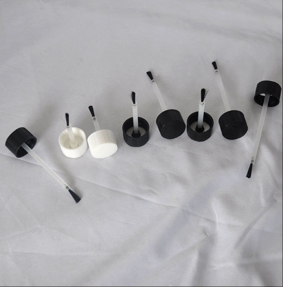 弊社の１８口遮光瓶用の刷毛付きキャップです。　白いと黒いカラーあり。