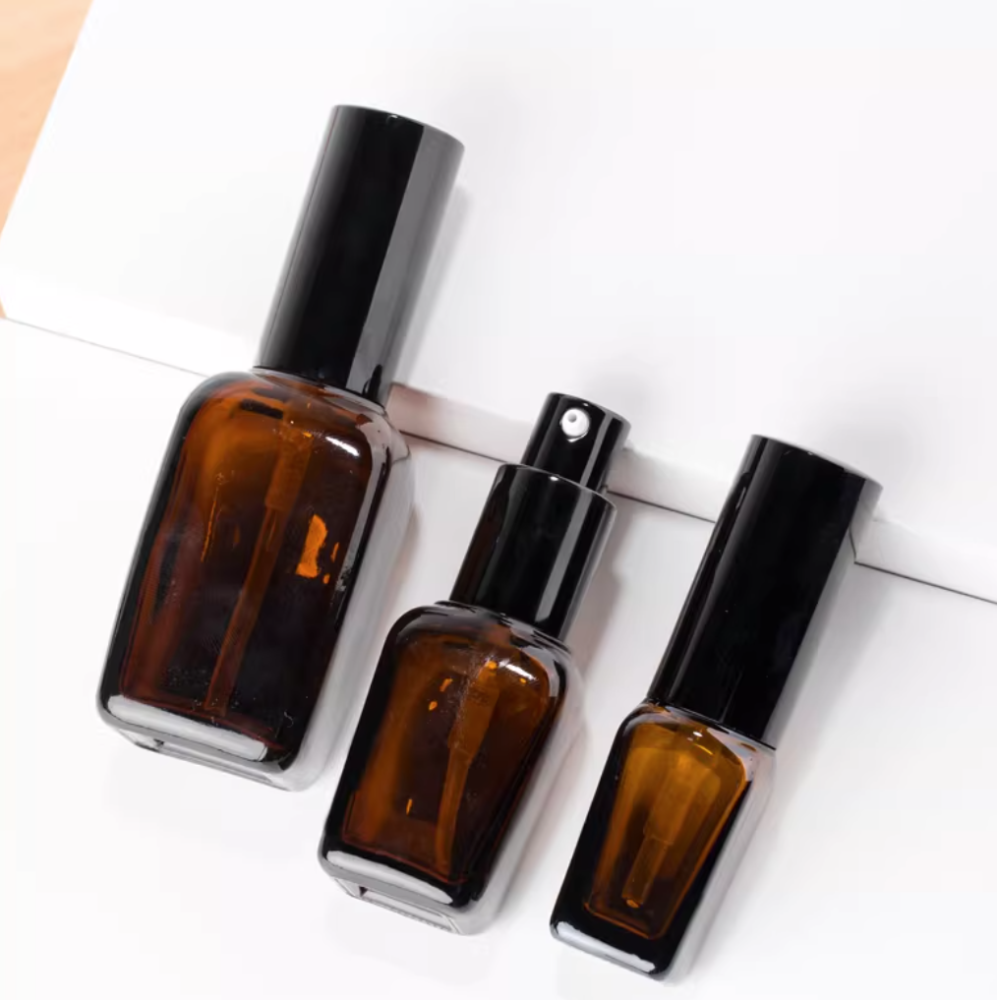 10ml/25ml/35ml/55ml/100ml 茶色角型ガラスボトル，スプレー / 乳液ポンプ付き，遮光性，ロゴ印刷可