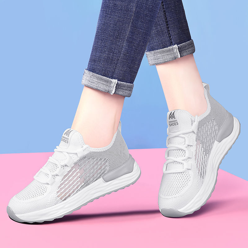 New summer women's shoes, net shoes, breathable little white shoes with mesh surface.