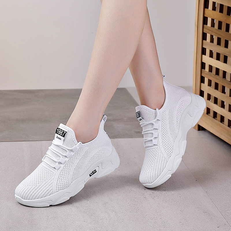 New women's shoes in summer are light and non-slip soft-soled leisure sports shoes.