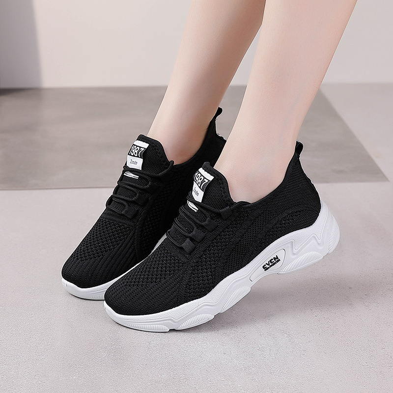 New women's shoes in summer are light and non-slip soft-soled leisure sports shoes.